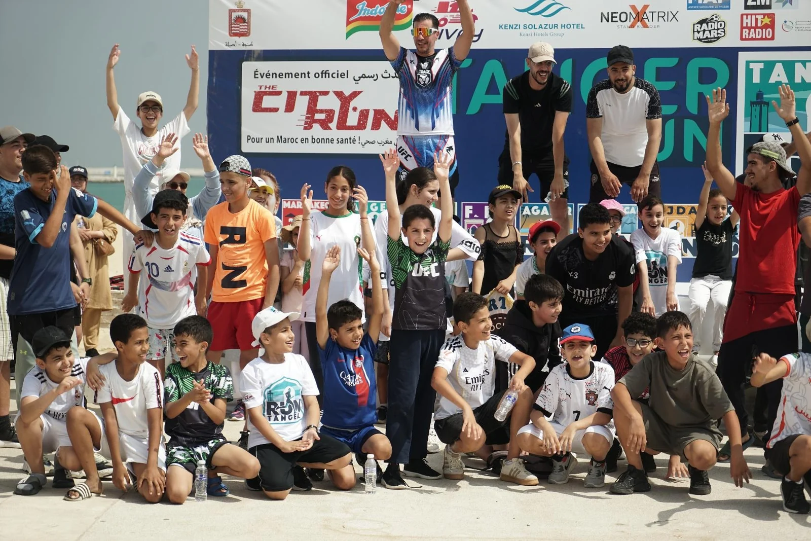 Groupe de participants souriants à TangerRun 2026
